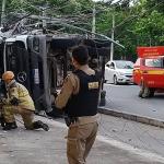 Motorista com sinais de embriaguez bate em caminhão que tomba e derruba poste em Belo Horizonte