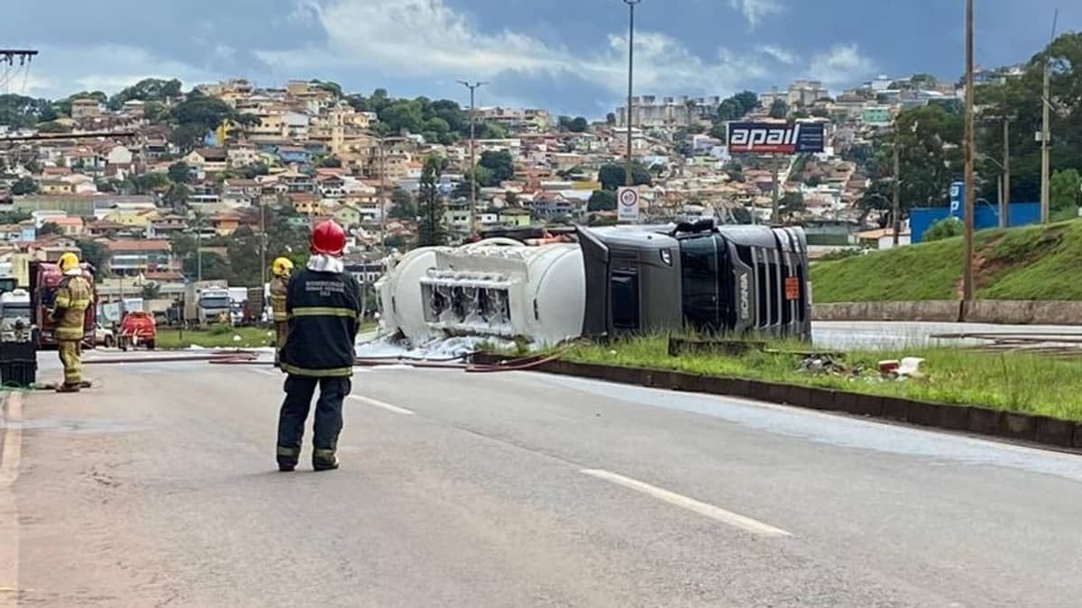 Carreta com combustível tomba no Anel Rodoviário de Belo Horizonte e complica trânsito neste sábado 