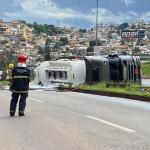 Carreta com combustível tomba no Anel Rodoviário de Belo Horizonte e complica trânsito neste sábado
