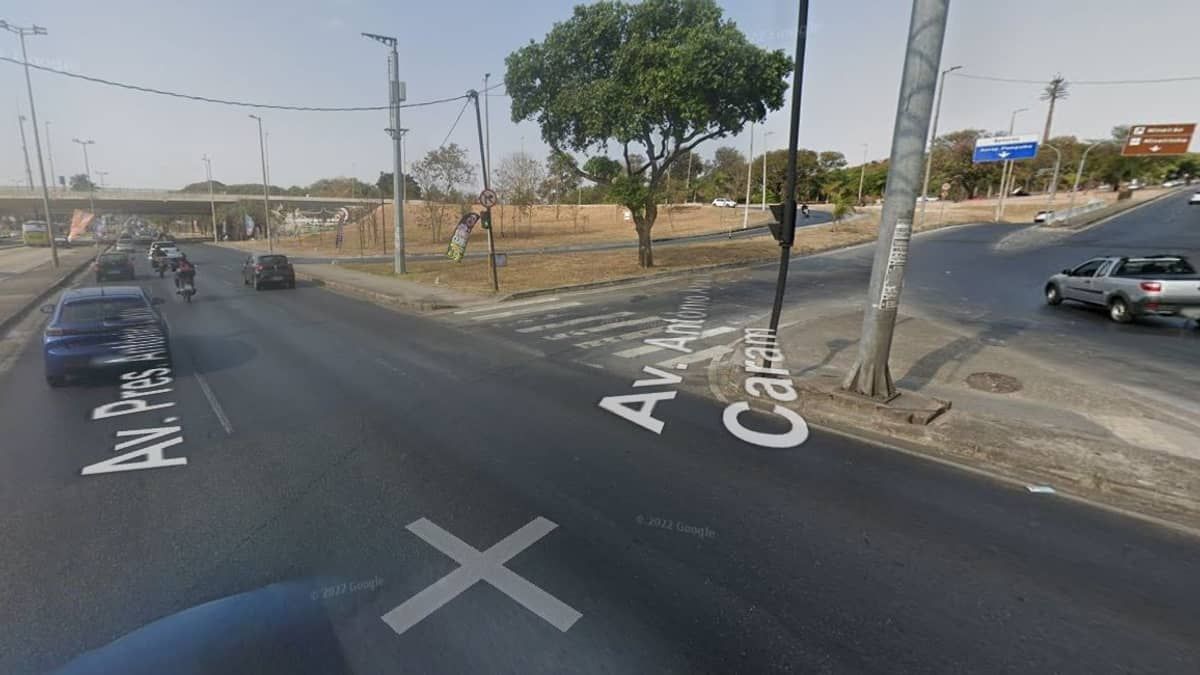 Motociclista avança sinal, bate em ônibus do Move e morre na avenida Antônio Carlos em Belo Horizonte  