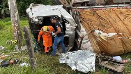 Acidente foi no Sul de Minas; motorista ficou preso às ferragens