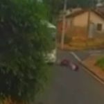 Vídeo: motociclista morre após avançar cruzamento e bater em ônibus em Minas