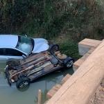 Carro capota, cai em rio e irmão gêmeo morre no interior de Minas