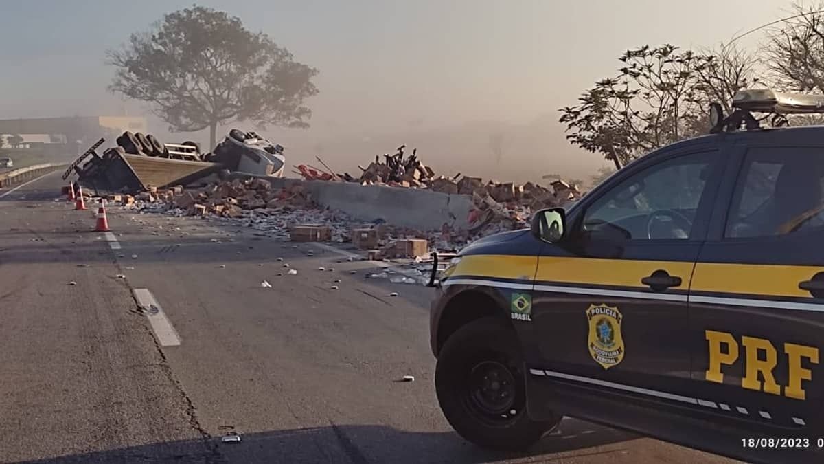 Vídeo: carreta bate em mureta, tomba e interdita BR-381 em Pouso Alegre 