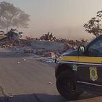 Vídeo: carreta bate em mureta, tomba e interdita BR-381 em Pouso Alegre