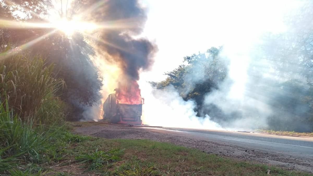 BR-251 tem trânsito em pare e siga após caminhão com enxofre pegar fogo em Montes Claros   