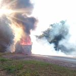 BR-251 tem trânsito em pare e siga após caminhão com enxofre pegar fogo em Montes Claros   