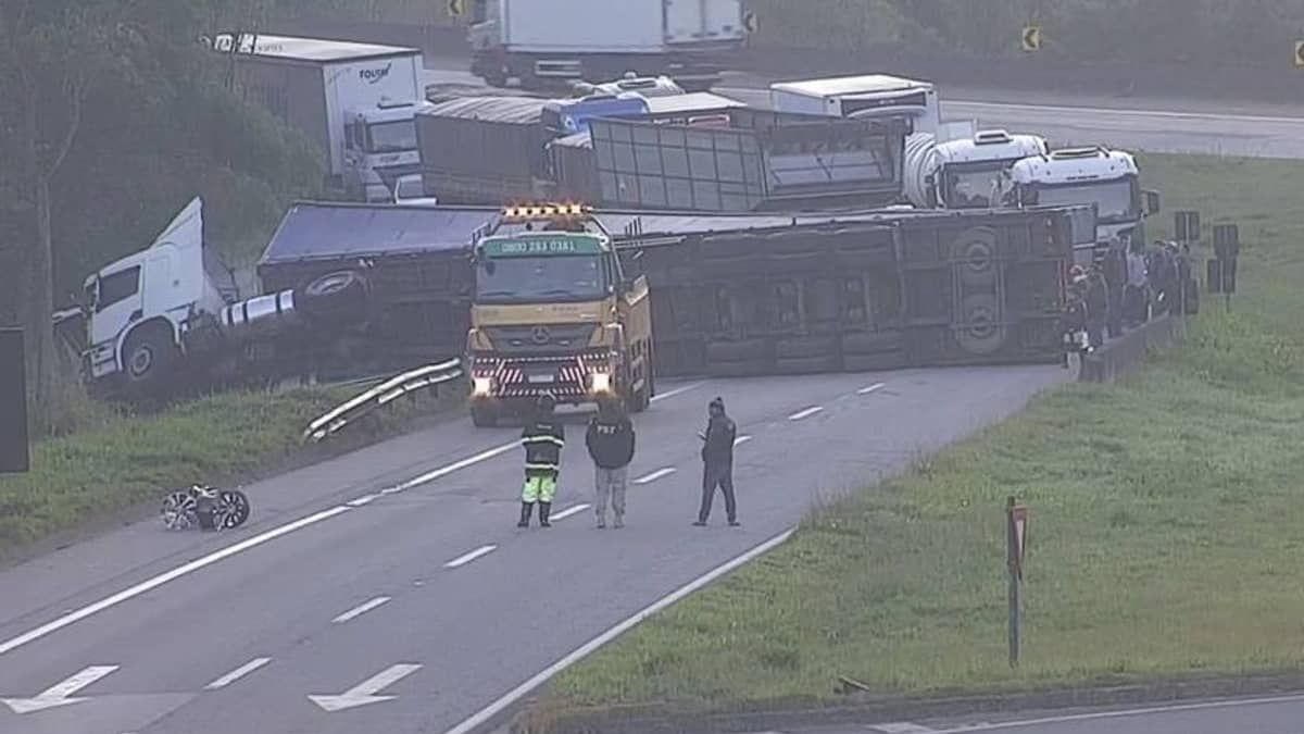 Carreta tomba e interdita parcialmente rodovia Fernão Dias no Sul de Minas