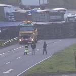 Carreta tomba e interdita parcialmente rodovia Fernão Dias no Sul de Minas
