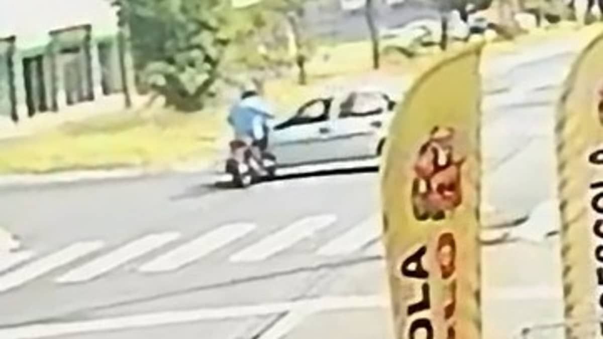 Vídeo: motociclista morre após avançar sinal vermelho e ser atingido por carro em Minas