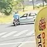 Vídeo: motociclista morre após avançar sinal vermelho e ser atingido por carro em Minas