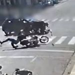Vídeo: motociclista sem carteira ‘fura’ sinal e é arremessado por carro no interior de Minas