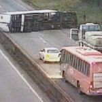 Carreta tomba e interdita rodovia Fernão Dias em Brumadinho 