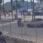 Vídeo: motociclista morre após bater de frente com carro e 'voar' em direção a poste