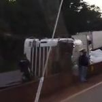 Vídeo: carreta com ração tomba e fecha Rodovia Fernão Dias em Brumadinho 
