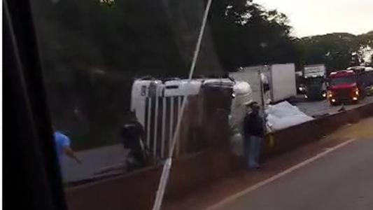 Acidente foi registrado na Serra de Igarapé no sentido São Paulo
