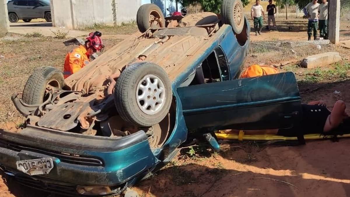 Casal sobrevive após carro sair da pista e capotar no interior de Minas  