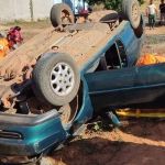 Casal sobrevive após carro sair da pista e capotar no interior de Minas  