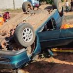 Casal sobrevive após carro sair da pista e capotar no interior de Minas