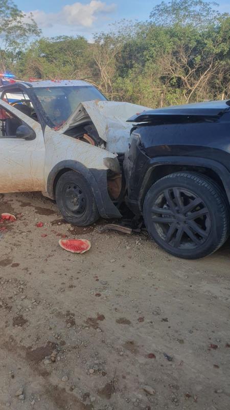Batida frontal em Manga, nesta segunda-feira (08)m deixou um homem gravemente ferido; ele precisou ser transferido para Santa Casa de Montes Claros