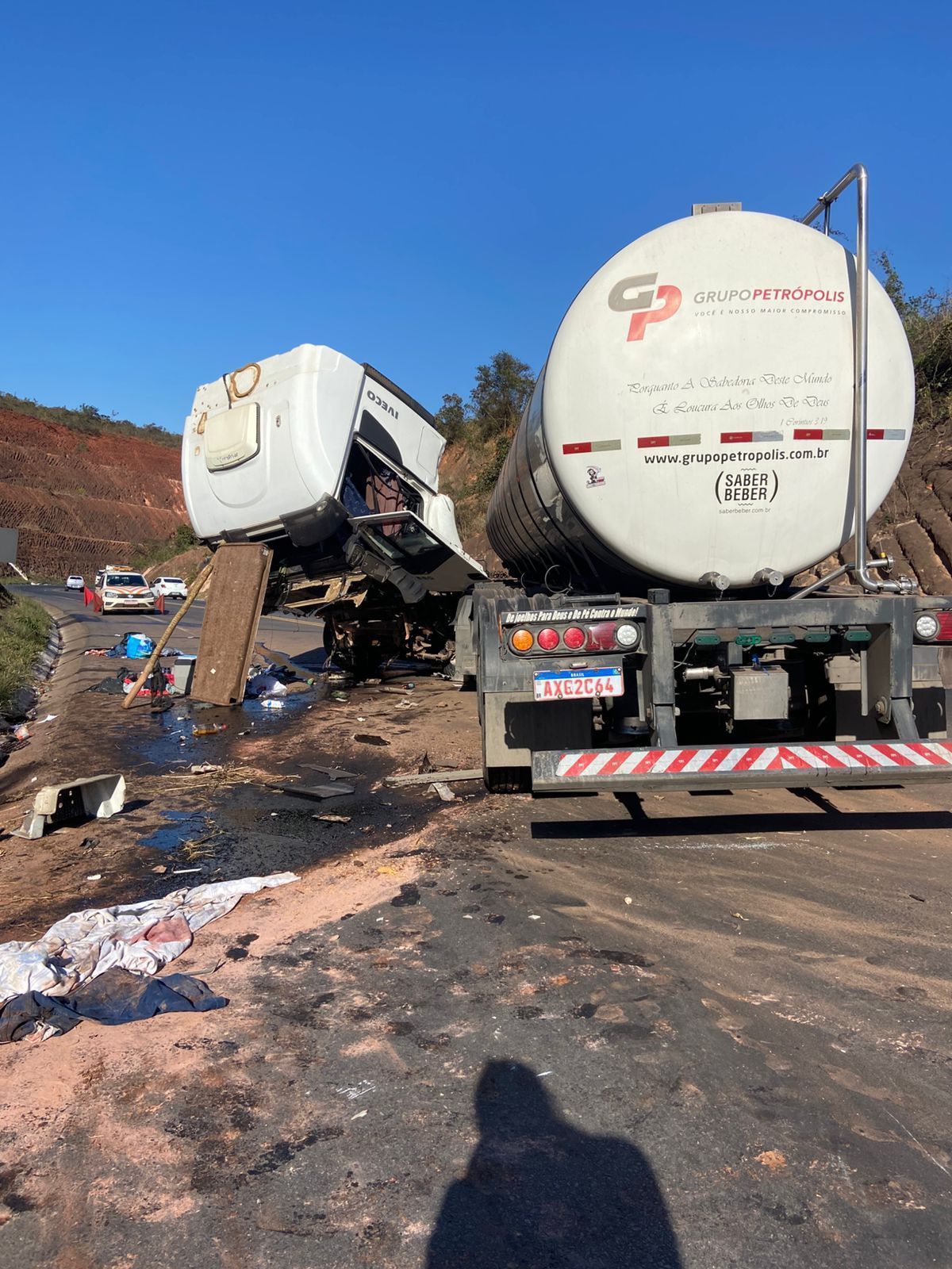 Três pessoas ficam feridas após acidente com caminhão-tanque na BR-251 em Fruta de Leite