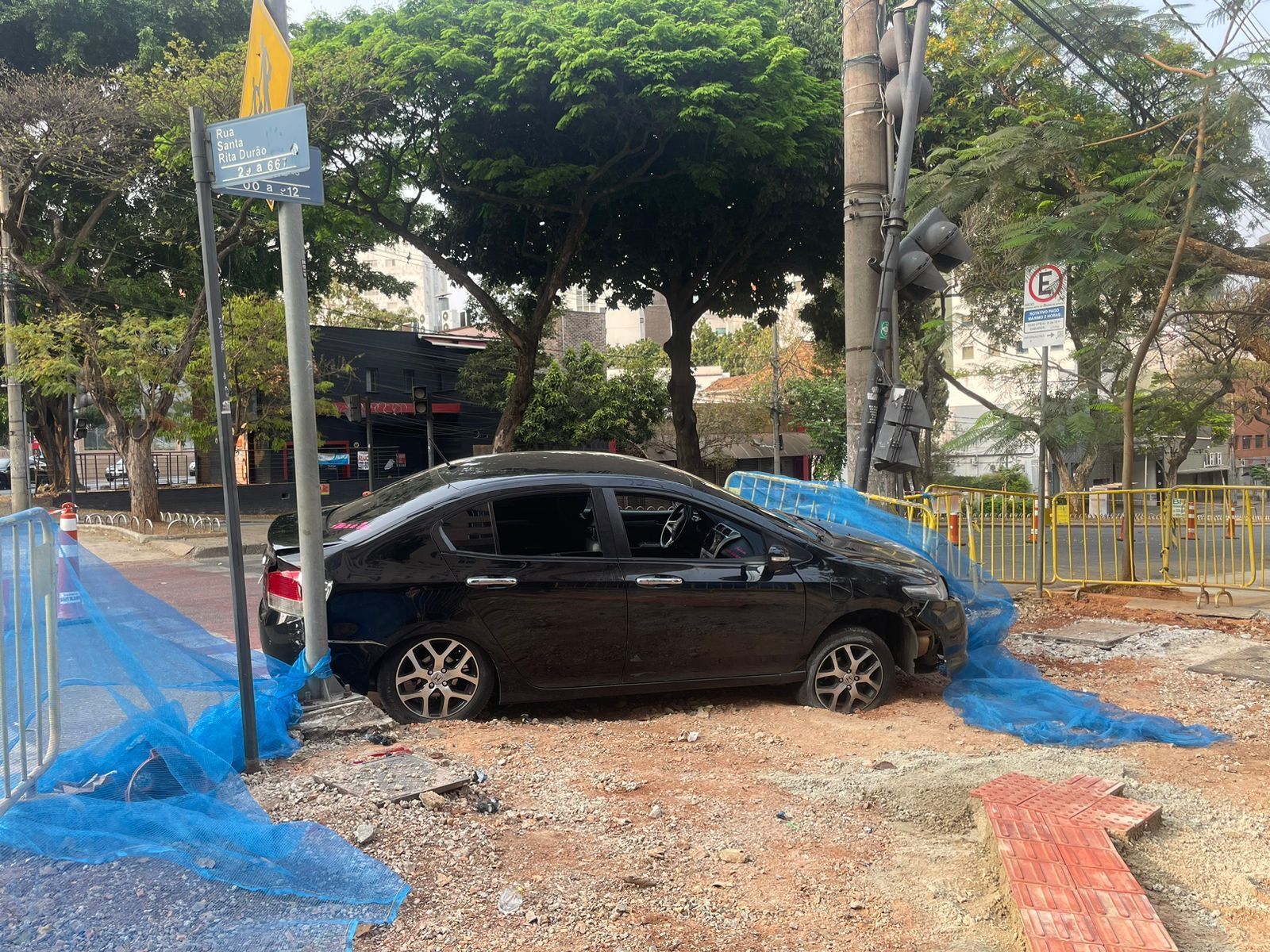 Motorista de Honda perde o controle, acerta poste e quase atinge sorveteria na Savassi
