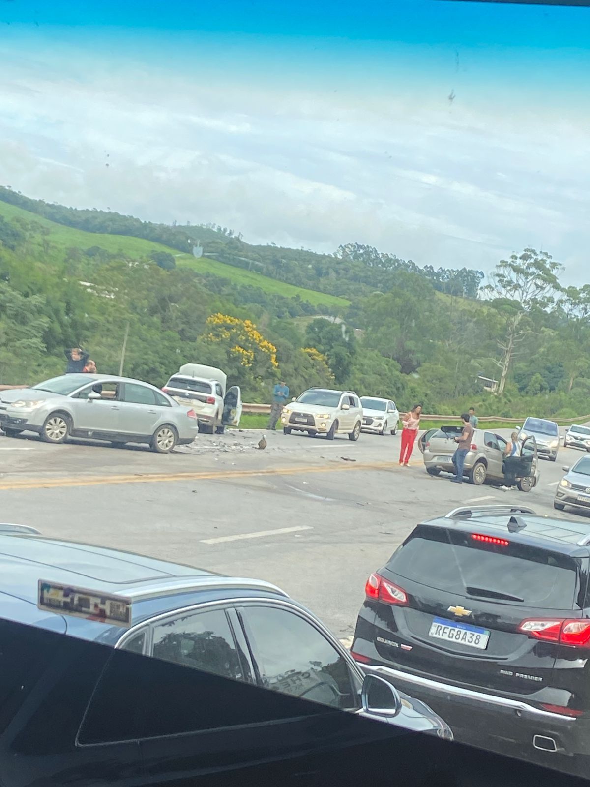 Batida entre dois carros na BR-040 deixa duas pessoas gravemente feridas em MG