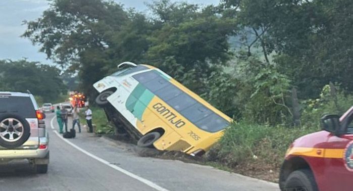 Vídeo: ônibus da Gontijo tomba na BR-262 e deixa feridos em Minas