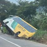 Vídeo: ônibus da Gontijo tomba na BR-262 e deixa feridos em Minas