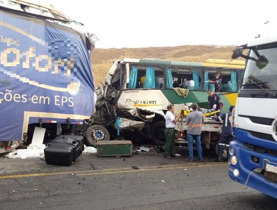 Batida entre carreta e ônibus da Gontijo deixa 21 feridos e dois mortos na BR-116