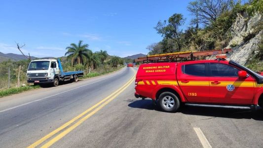 Acidente grave logo após a entrada de Ravena, sentido BH, deixa o trânsito parado nos dois sentidos