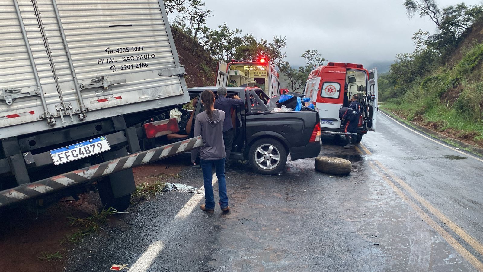 Batida grave entre caminhão e caminhonete deixa cinco feridos na BR-367, em MG