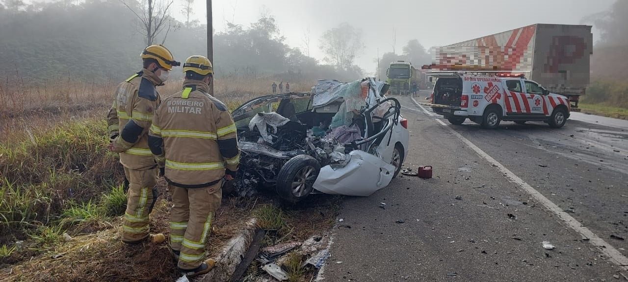 Acidente entre carro e carreta na BR-262, em MG, deixa quatro mortos