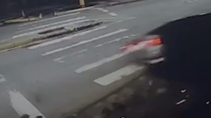 Vídeo: veja o momento em que carro atinge lanchonete no bairro Prado