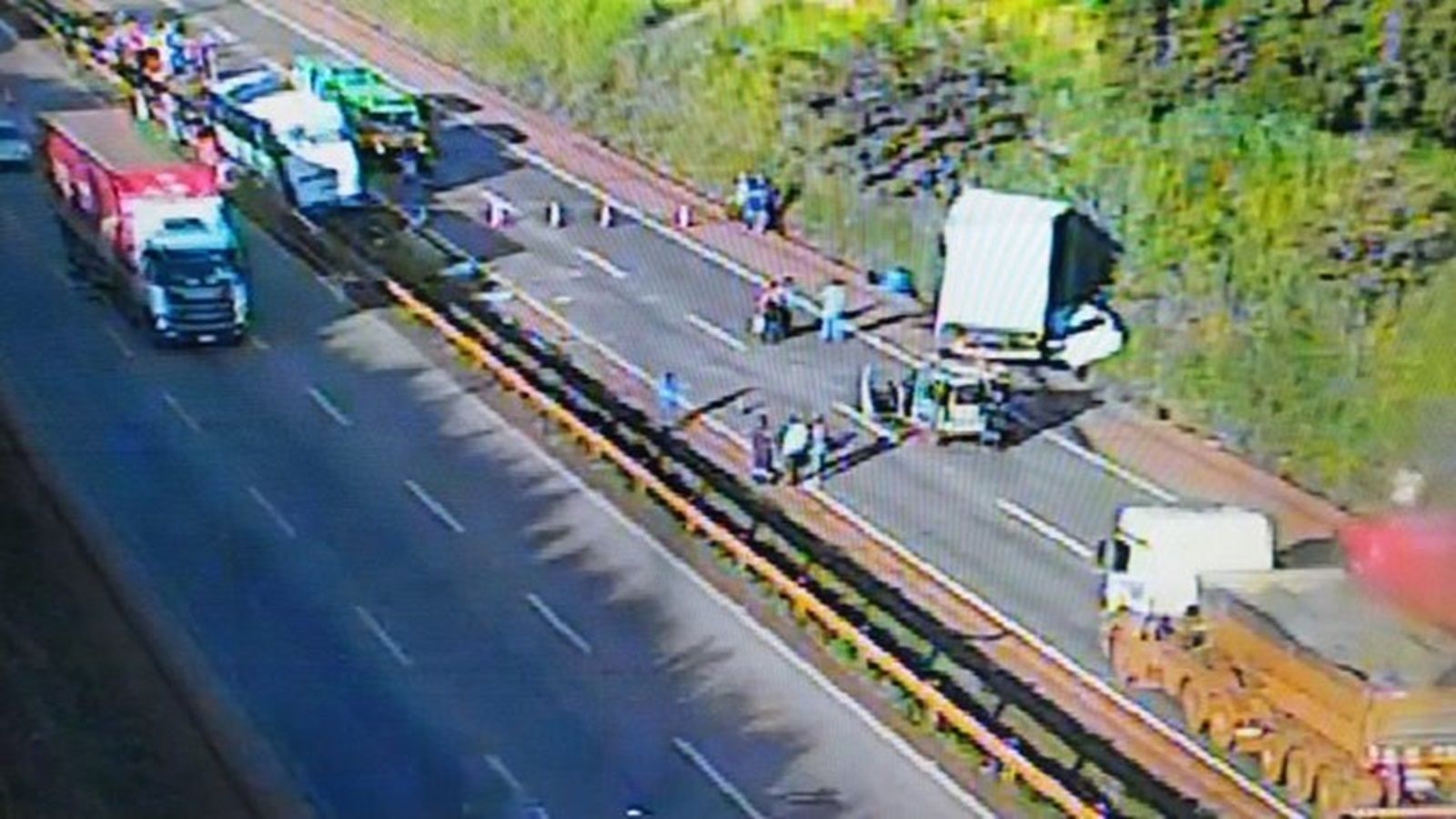 Vídeo: BR-381 é interditada após acidente com carro, ônibus e caminhão em Igarapé