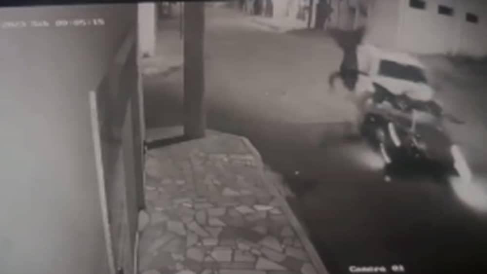 Vídeo: motociclista que fugia da PM 'voa' após bater em viatura no interior de MG