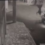 Vídeo: motociclista que fugia da PM 'voa' após bater em viatura no interior de MG