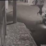 Vídeo: motociclista que fugia da PM 'voa' após bater em viatura no interior de MG