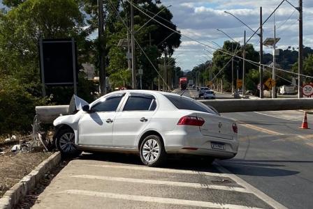 Foto mostra local de acidente fatal em Governador Valadares (MG)