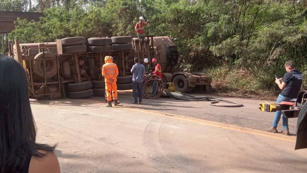 Acidente com carreta interdita totalmente BR-040 há mais de 10 horas; veja imagens