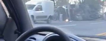 Motorista de carreta fica gravemente ferido após veículo tombar na BR-381
