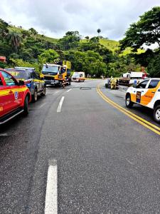 Carro ficou completamente destruído pelas chamas
