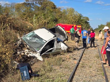 Automóvel foi arrastado por aproximadamente 50 metros pelos vagões