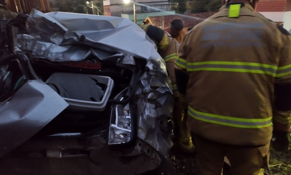 Duas pessoas ficam feridas em acidente entre carro e trem em Juiz de Fora