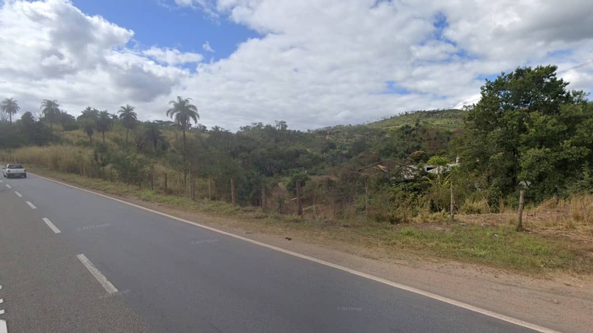 Três pessoas morrem em colisão entre dois carros e caminhão em Sabará