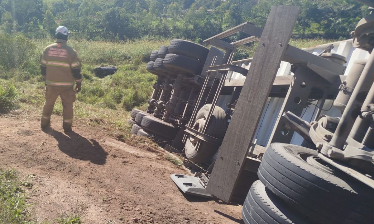 Motorista morre em acidente entre carro e carreta na MG-133 na Zona da Mata