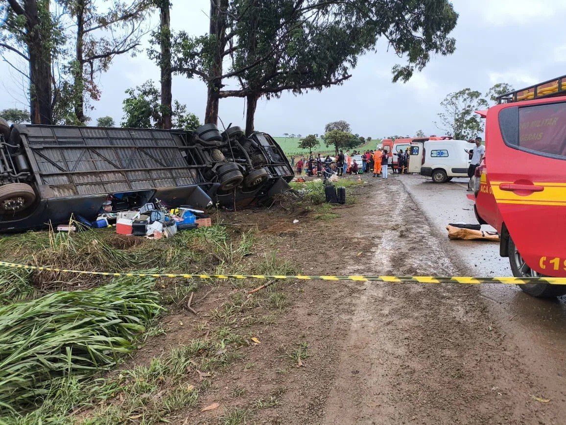 Acidente com ônibus em MG: PRF cita chuva, feridos graves e número 'relevante' de mortes