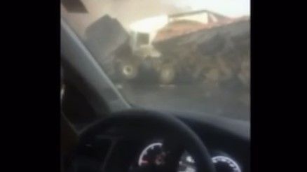 Vídeo mostra momento exato do acidente com carretas e van que matou seis em Minas; assista
