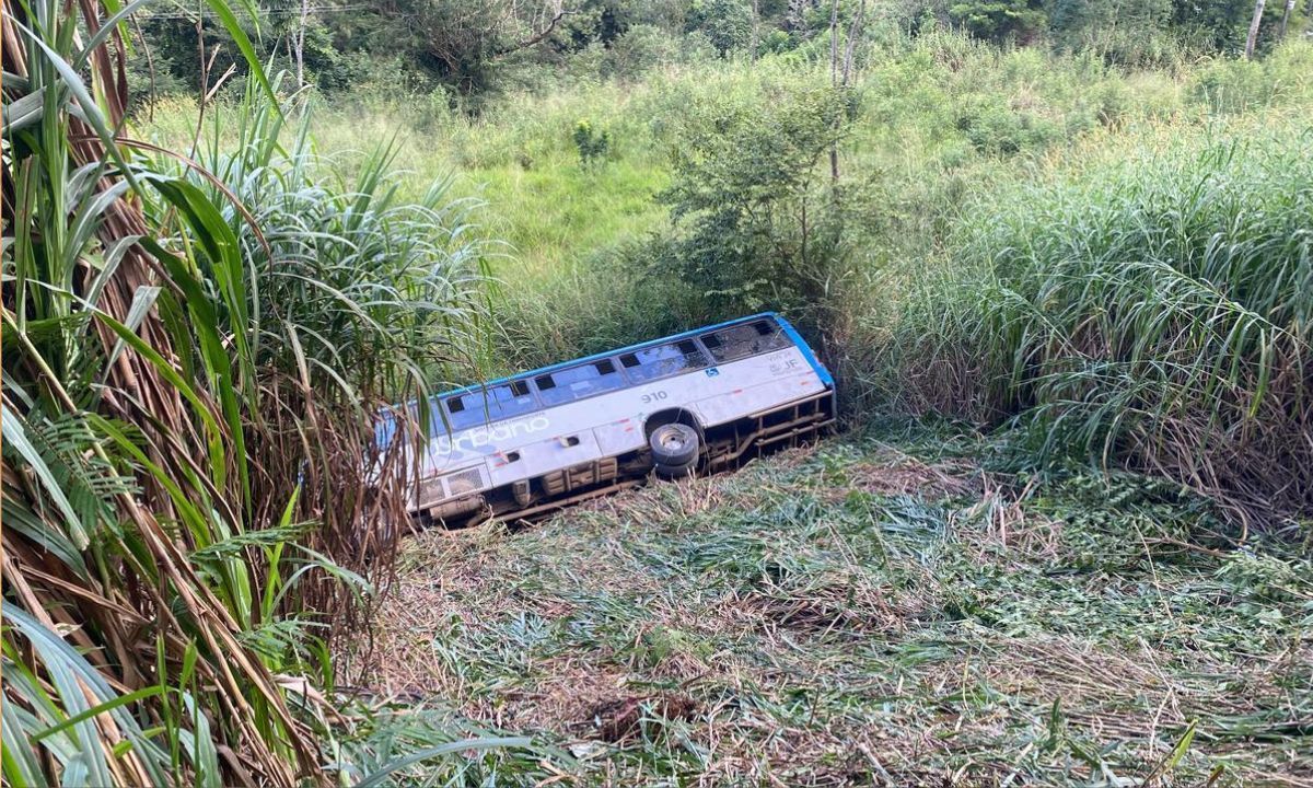Quatro feridos no acidente com micro-ônibus seguem internados em Juiz de Fora
