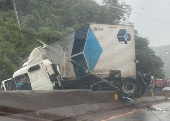 Acidente com carreta fecha a rodovia Fernão Dias na Grande BH